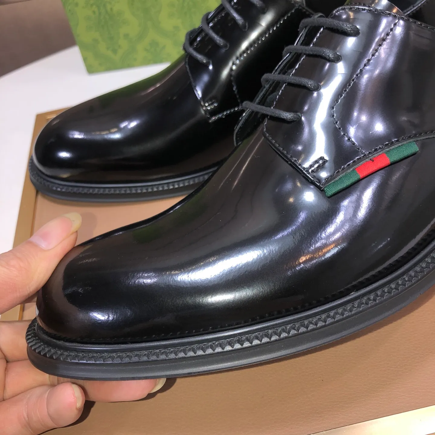 Factory batch 500💰Italy’s top luxury men’s shoe giant (GUCCI) (Gucci) (full cowhide lining) new arrival🍃Original European style🔰 Pleasant to the eye😍In order to make the shoes more durable and non-deformable🌀The production continues to follow traditional methods but there is still no lack of innovation💪The original sheepskin is selected for the leather♻️Smooth, natural and extra bright⭐Made of imported cowhide The rich man’s first choice 38-45 (45 customized)
